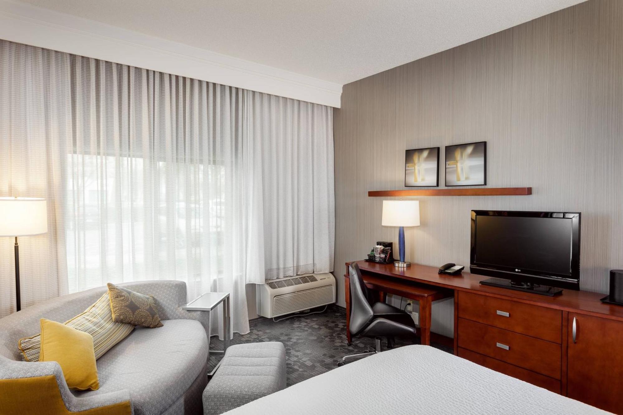 Отель Courtyard By Marriott Стоктон Экстерьер фото